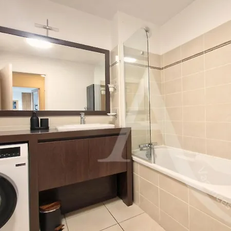 012 Grand T3 Avec Clim, Garage, Piscine, Wifi
